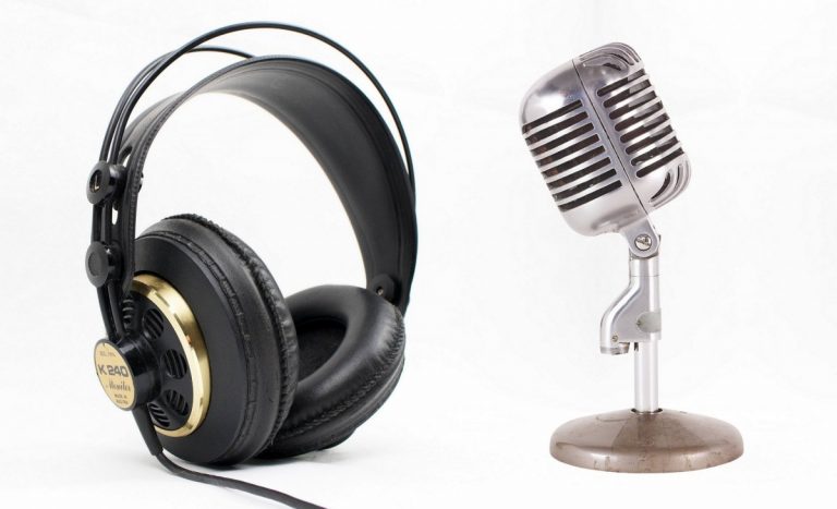 podcast, słuchawki, mikrofon - jak wzmocnić markę