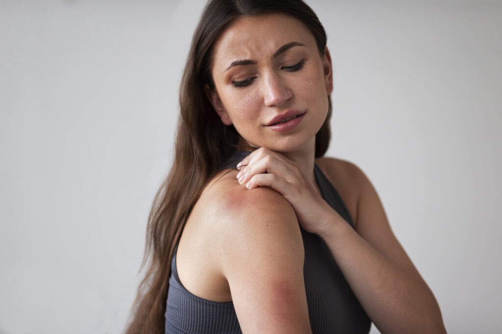kobieta cierpiaca na wysypke - domowe sposoby na swędzenie skóry