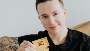 Daniel Świerczyński – ekspert tarota i mentor duchowy w wywiadzie o uzależnieniu od wróżb i etyce ezoteryki