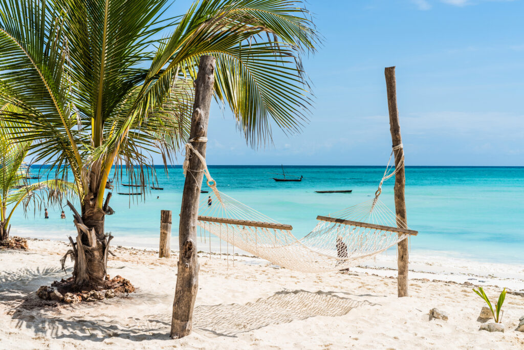 Rajska plaża na Zanzibarze z białym piaskiem i turkusową wodą